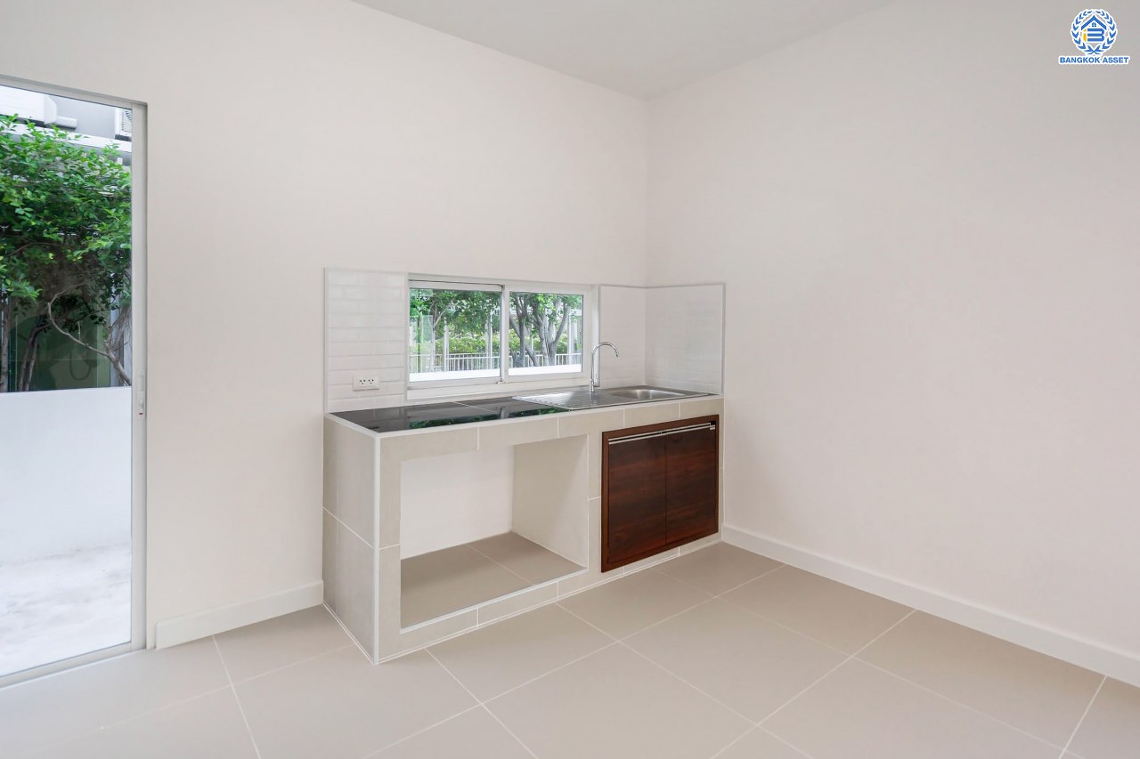 บ้านมือสองตกแต่งใหม่ โครงการ เดอะวิลเลจ แจ้งวัฒนะ-ติวานนท์ หลังมุม เนื้อที่ 58.4 ตร.ว. ดีไซน์ตอบทุกไลฟ์สไตล์ ฟังก์ชัน 3 ห้องนอน 2 ห้องน้ำ จอดรถได้ 2 คัน Living ชั้นล่างกว้างขวาง สามารถกั้นเป็นห้องเพิ่มได้สบาย ๆ บนทำเลติดถนนใหญ่ เชื่อมต่อทุกเส้นทาง ใกล้รถไฟฟ้าสายสีชมพู "สถานีแจ้งวัฒนะ-ปากเกร็ด28" และจุดขึ้นทางด่วน "ศรีสมาน"